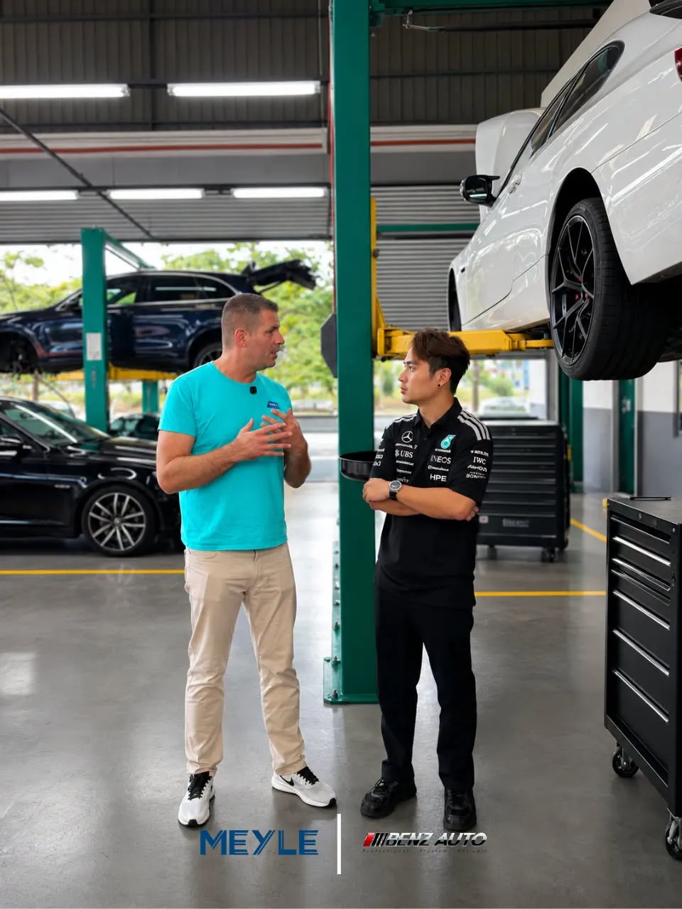 KL Chan talking with a MEYLE visitor in the Benz Auto workshop
